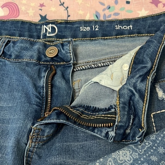 New Directions Printed Denim Shorts - Picture 13 of 16